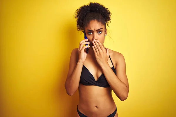 Mujer Afroamericana Con Bikini Hablando Usando Smartphone Sobre Fondo Amarillo —  Fotos de Stock