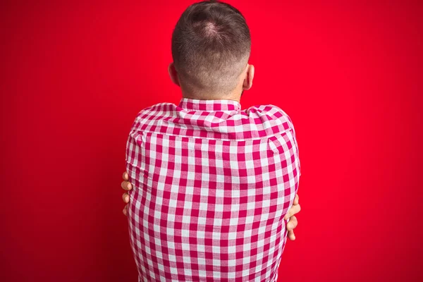 Jovem Homem Bonito Sobre Vermelho Fundo Isolado Abraçar Feliz Positivo — Fotografia de Stock