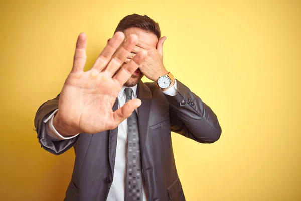 Joven Hombre Negocios Guapo Sobre Fondo Aislado Amarillo Cubriendo Los — Foto de Stock