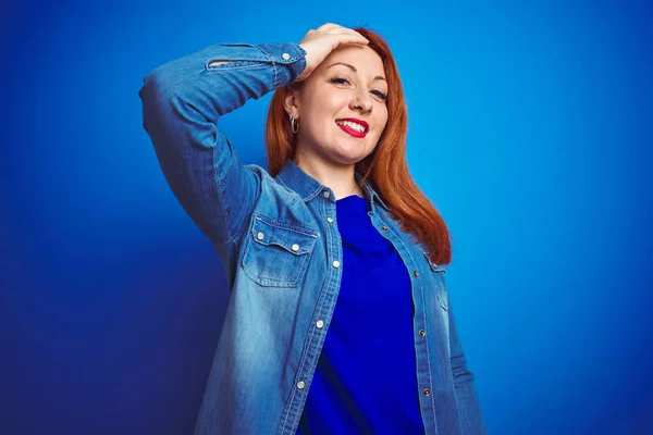 Joven Hermosa Pelirroja Vistiendo Camisa Mezclilla Pie Sobre Fondo Aislado — Foto de Stock