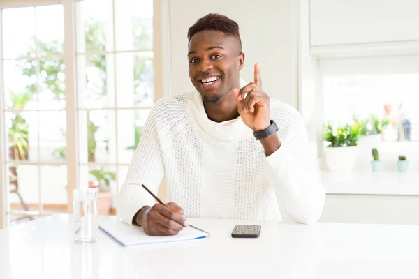 African American Student Man Schrijven Een Papier Met Behulp Van — Stockfoto