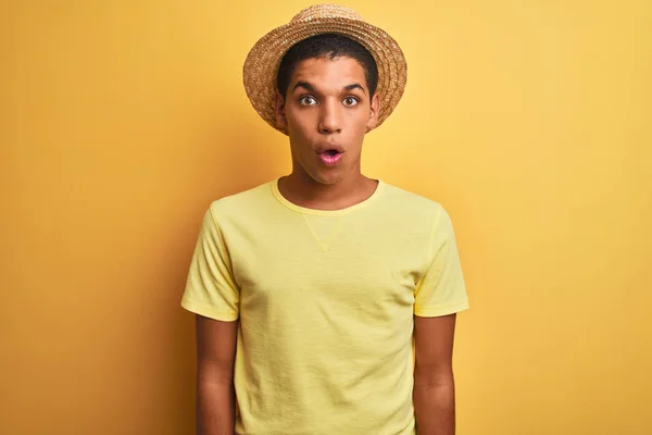 Jovem Bonito Árabe Homem Vestindo Shirt Verão Chapéu Sobre Isolado — Fotografia de Stock