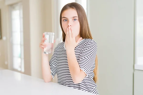 手で水カバー口の新鮮なガラスを飲む美しい若い女の子は 間違い 恐怖の表現 沈黙で怖がって 秘密の概念でショックを受けました — ストック写真