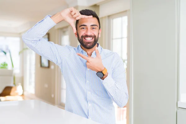 Bonito Homem Negócios Hispânico Sorrindo Fazendo Moldura Com Mãos Dedos — Fotografia de Stock