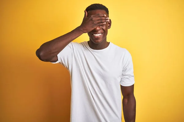 Jovem Afro Americano Vestindo Camiseta Branca Sobre Fundo Amarelo Isolado — Fotografia de Stock