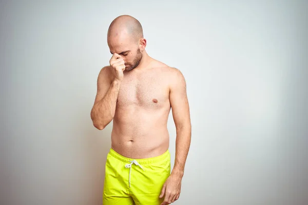 Hombre Joven Sin Camisa Vacaciones Con Traje Baño Amarillo Sobre — Foto de Stock
