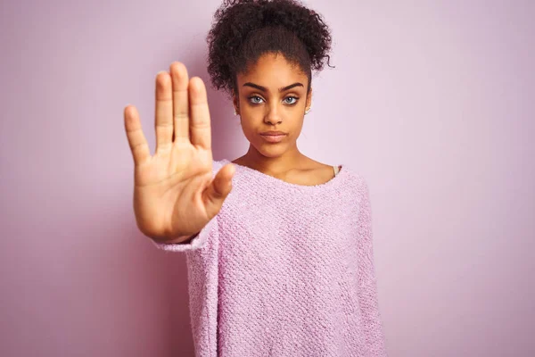 Young African American Woman Wearing Winter Sweater Standing Isolated Pink — Stock Photo, Image