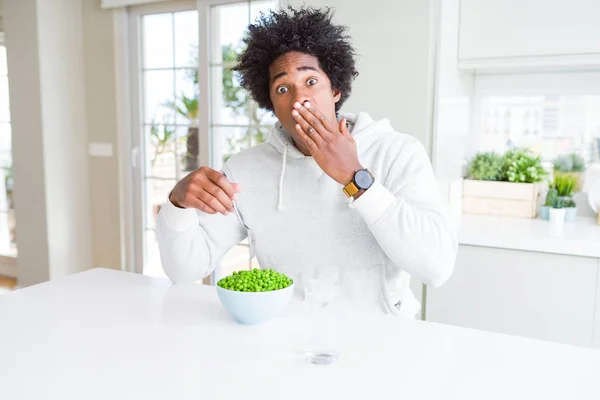 Afričan Americký Muž Který Jedl Čerstvý Zelený Hrášek Domácí Obálce — Stock fotografie