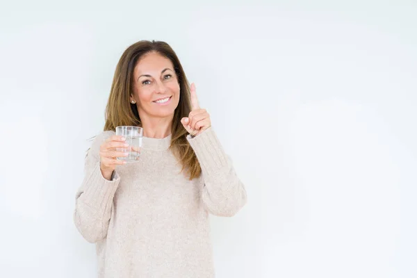 Frau Mittleren Alters Trinkt Glas Wasser Isolierten Hintergrund Überrascht Mit — Stockfoto