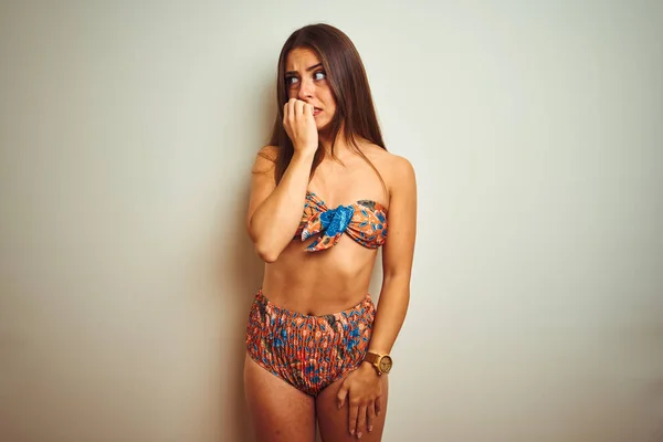 Joven Hermosa Mujer Vacaciones Con Bikini Pie Sobre Fondo Blanco —  Fotos de Stock
