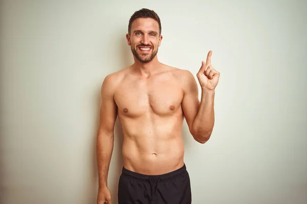 Homem Sem Camisa Bonito Jovem Sobre Fundo Isolado Com Grande — Fotografia de Stock