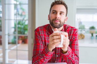 Yakışıklı adam evde kahve içme