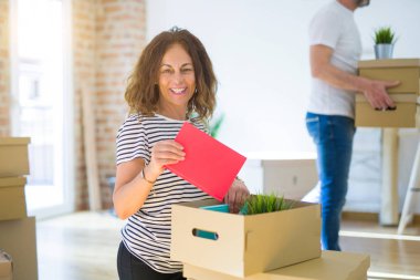 Orta yaş Senior romantik çift s ile bir selfie resmi alarak
