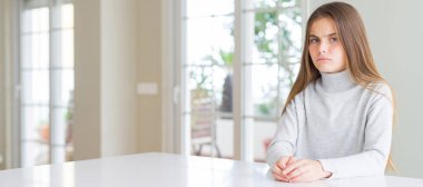 Güzel genç kız çocuk geniş açı resim rahat kazak şüpheci ve sinir giyen, sorun nedeniyle üzgün çatık. Negatif kişi.