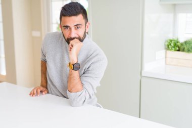 Yakışıklı adam, diş, olumlu ve mutlu ifade gösteren yüz büyük bir gülümseme ile neşeli gülümseyen