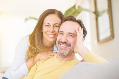 Evde kanepede oturan orta yaş romantik çift