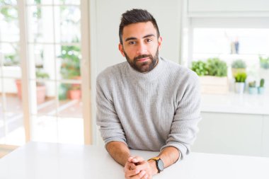 Yakışıklı adam rahat ve emin görünümlü