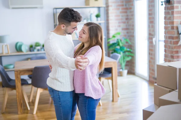 Jong Mooi Paar Liefde Vieren Dansen Verhuizen Naar Een Nieuw — Stockfoto