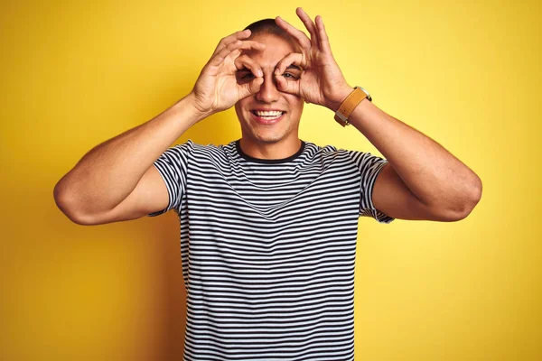 Joven Hombre Guapo Con Camiseta Rayas Sobre Fondo Aislado Amarillo —  Fotos de Stock