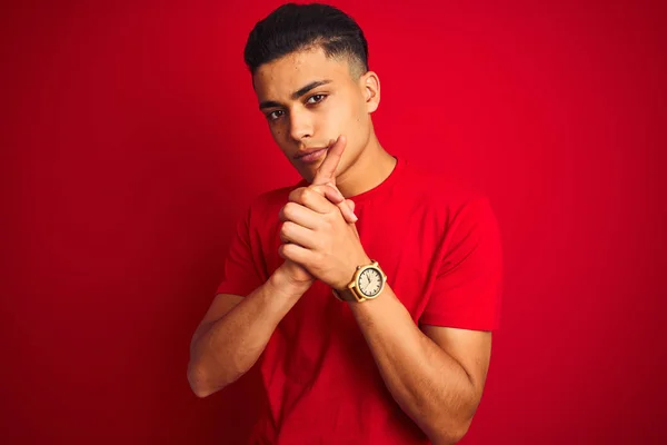 Joven Brasileño Vistiendo Camiseta Pie Sobre Fondo Rojo Aislado Sosteniendo —  Fotos de Stock