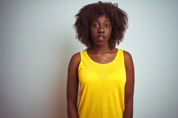 Jovem Africano Afro Mulher Vestindo Amarelo Shirt Sobre Isolado Branco — Fotografia de Stock