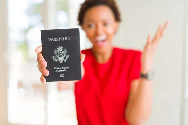 Jovem Afro Americana Segurando Passaporte Dos Estados Unidos América Muito — Fotografia de Stock