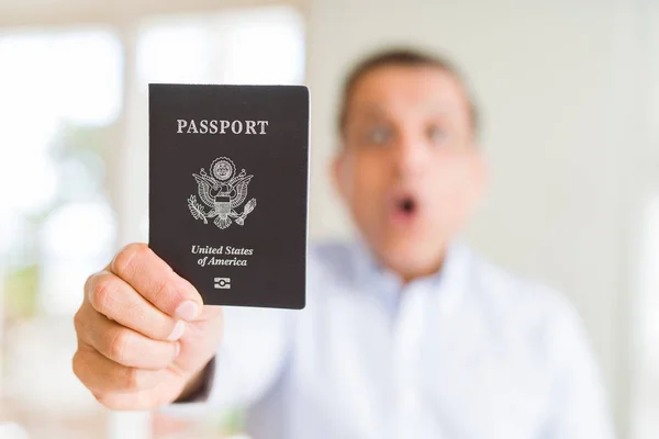 Homem Meia Idade Segurando Passaporte Dos Estados Unidos Assustado Choque — Fotografia de Stock