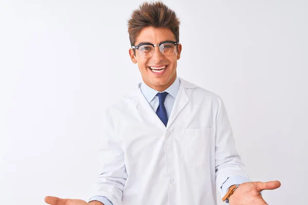 Joven Cientista Guapo Con Gafas Abrigo Sobre Fondo Blanco Aislado —  Fotos de Stock