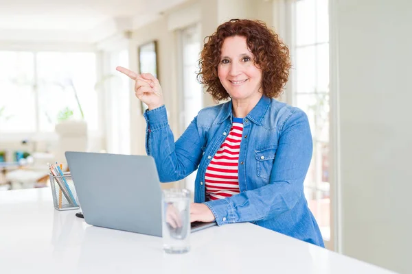 Mujer Mayor Que Trabaja Con Computadora Portátil Muy Feliz Señalando — Foto de Stock