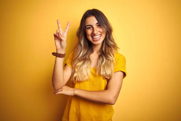 Joven Mujer Hermosa Usando Camiseta Sobre Fondo Aislado Amarillo Sonriendo —  Fotos de Stock