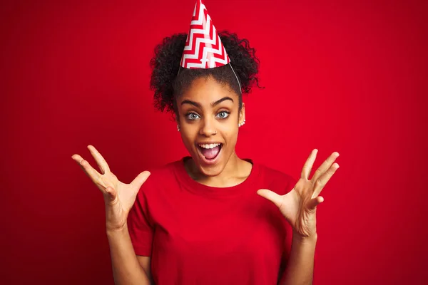 Jonge Afro Amerikaanse Vrouw Dragen Verjaardag Hoed Geïsoleerde Rode Achtergrond — Stockfoto