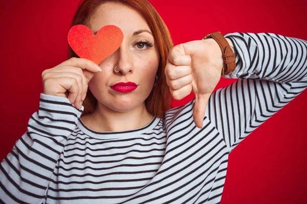 Joven Pelirroja Romántica Mujer Sosteniendo Corazón Sobre Fondo Rojo Aislado — Foto de Stock