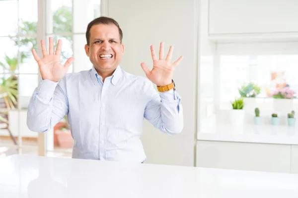 Hombre Mediana Edad Sentado Casa Mostrando Señalando Hacia Arriba Con — Foto de Stock