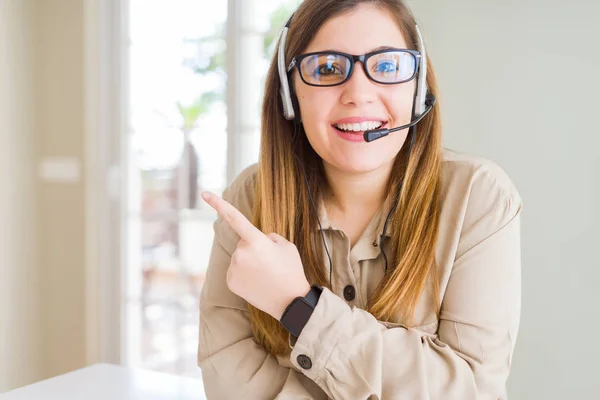 Belle Jeune Opératrice Portant Casque Bureau Gaie Avec Sourire Visage — Photo