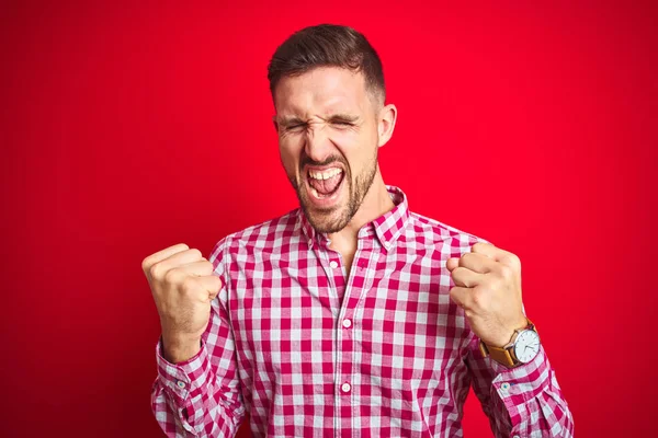 Joven Hombre Guapo Sobre Fondo Rojo Aislado Muy Feliz Emocionado —  Fotos de Stock