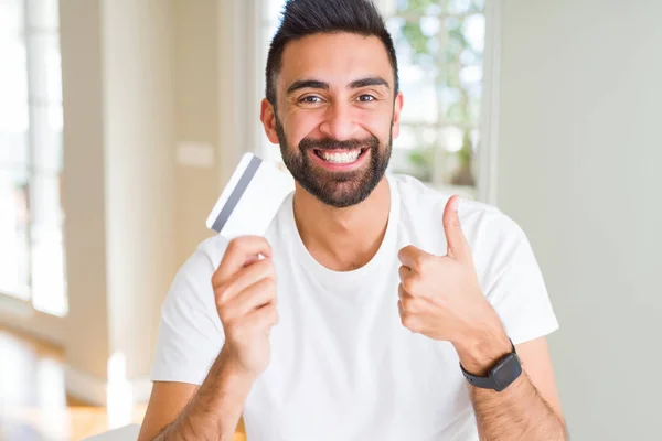 Hombre Hispano Guapo Sosteniendo Tarjeta Crédito Feliz Con Gran Sonrisa — Foto de Stock