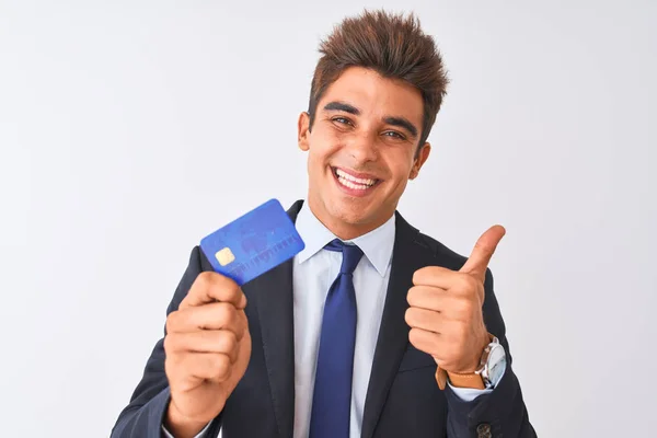 Joven Hombre Negocios Guapo Con Traje Que Sostiene Tarjeta Crédito —  Fotos de Stock