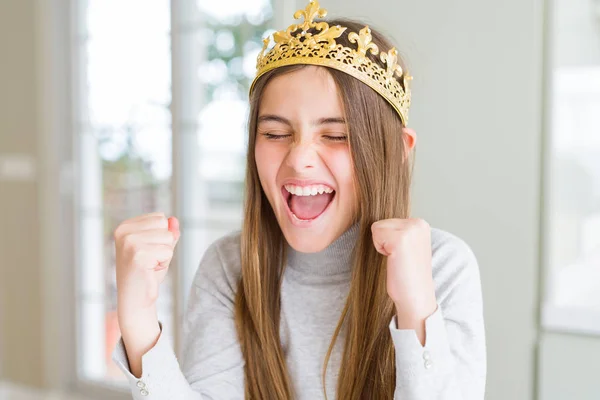 동화에서 공주로 왕관을 아름다운 소녀는 행복하고 미소와 성공을 비명을 지르며 — 스톡 사진
