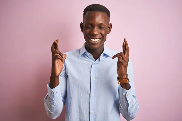 Hombre Afroamericano Con Camisa Azul Elegante Pie Sobre Fondo Rosa —  Fotos de Stock