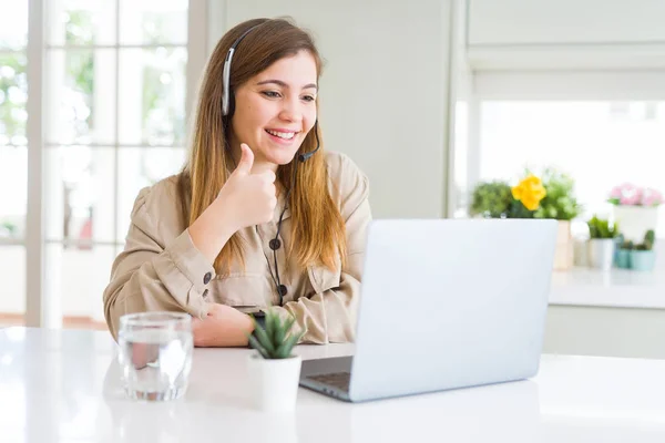 Bella Giovane Donna Operatore Che Lavora Con Computer Portatile Indossa — Foto Stock