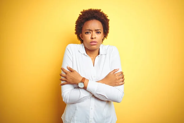 Africano Americano Mulher Negócios Sobre Isolado Amarelo Fundo Tremendo Congelamento — Fotografia de Stock