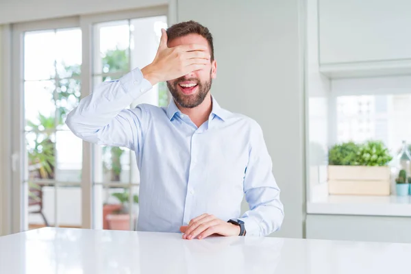 Bonito Homem Negócios Sorrindo Rindo Com Mão Rosto Cobrindo Olhos — Fotografia de Stock