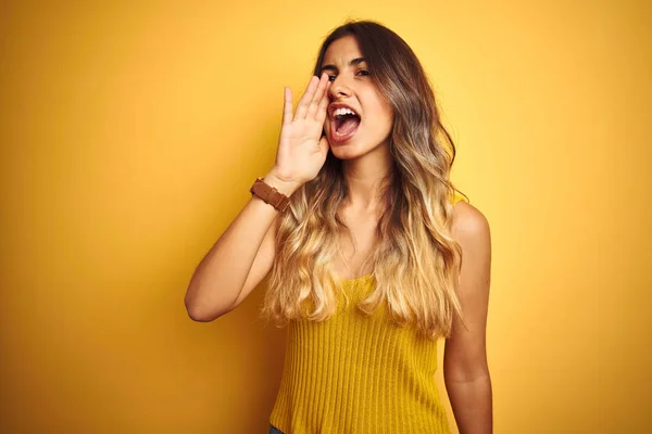 Jonge Mooie Vrouw Dragen Shirt Gele Geïsoleerde Achtergrond Schreeuwen Schreeuwen — Stockfoto