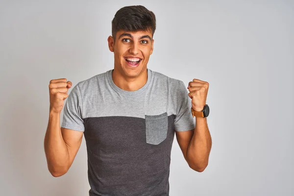 Mladý Indiánský Muž Který Nosí Neformální Tričko Stojící Nad Izolovaným — Stock fotografie