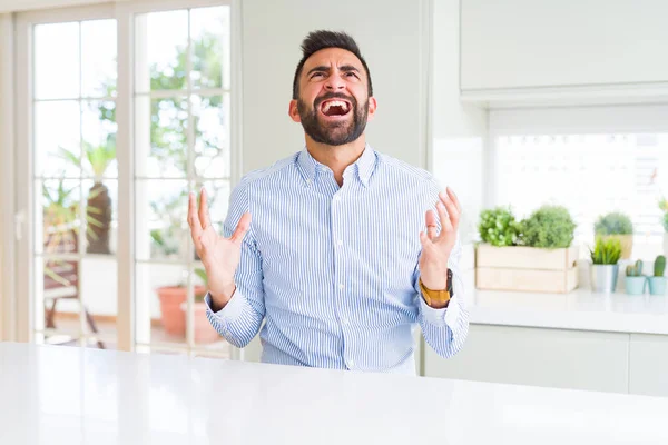 Bonito Homem Negócios Hispânico Louco Louco Gritando Gritando Com Expressão — Fotografia de Stock