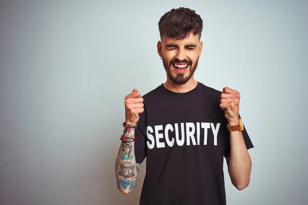 Jovem Homem Salvaguarda Com Tatuagem Respondendo Uniforme Segurança Sobre Fundo — Fotografia de Stock