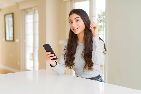 Jovem Usando Smartphone Enviando Uma Mensagem Surpreendida Com Uma Ideia — Fotografia de Stock