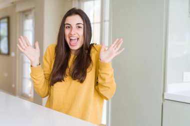 Güzel genç kadın sarı kazak çılgın kutluyor ve silah ile başarı için hayran giyen ve açık gözleri heyecanlı çığlık kaldırdı. Kazanan kavramı