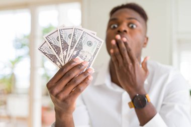 Elli dolarlık banknottutan Afro-amerikan adam hata için utanç la şok el ile ağız kapağı, korku ifadesi, sessizlik, gizli kavram korkmuş