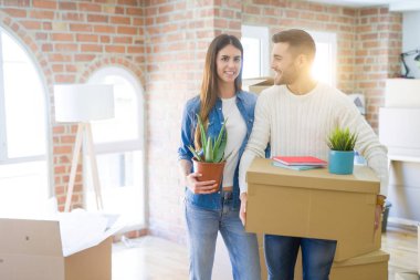 Güzel genç çift yeni bir eve hareket, mutlu Hold gülümseyen